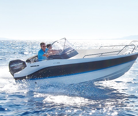 Boat fleet management on ocean