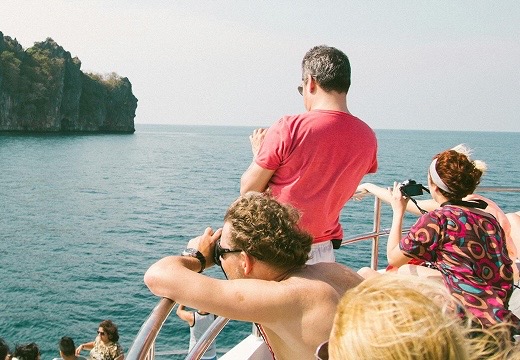 Guided boat tour with participants